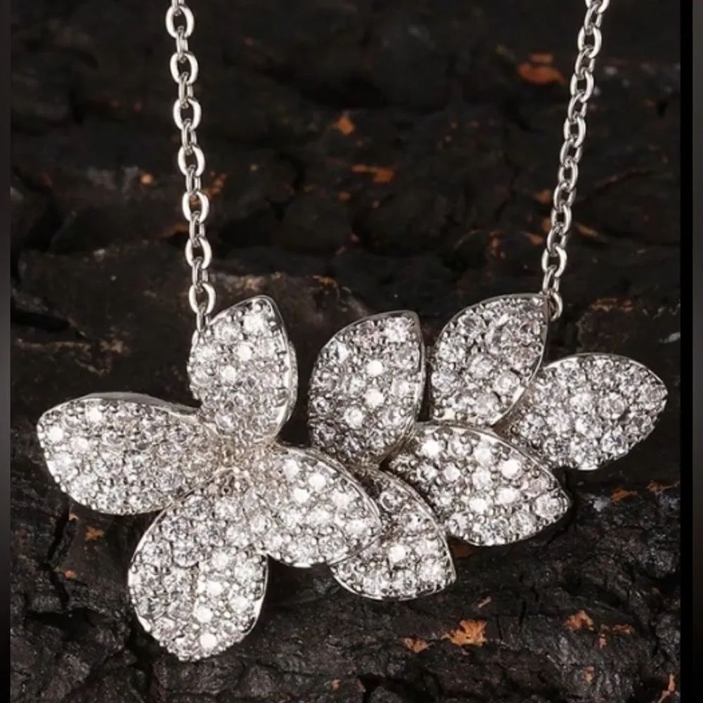 Diamond flower Necklace Q557